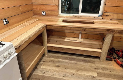 Larsen Bay Cabin | Charming 2-bedroom cabin in Larsen Bay with WiFi