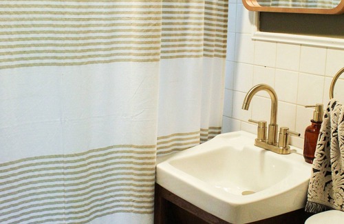 Monticello Cottage | Cozy 2-Bedroom Cottage in the Catskills - Close to Casino