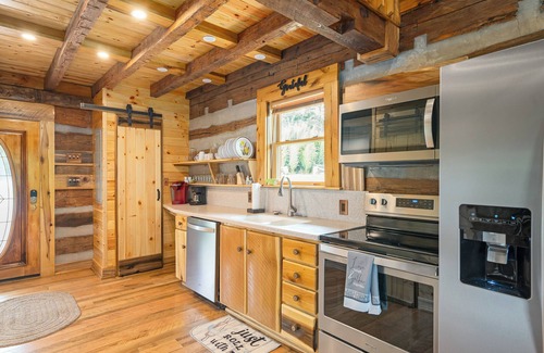Craig Creek Cabin | Charming 2-bedroom cabin on Craigs Creek with WiFi just outside New Castle
