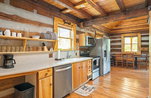 Craig Creek Cabin | Charming 2-bedroom cabin on Craigs Creek with WiFi just outside New Castle