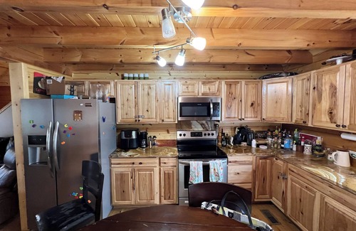 Woodlawn Cabin | Charming 2-bedroom cabin in Woodlawn/Galax VA with modern features