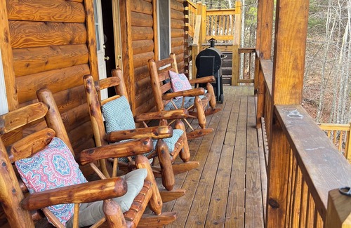 Woodlawn Cabin | Charming 2-bedroom cabin in Woodlawn/Galax VA with modern features