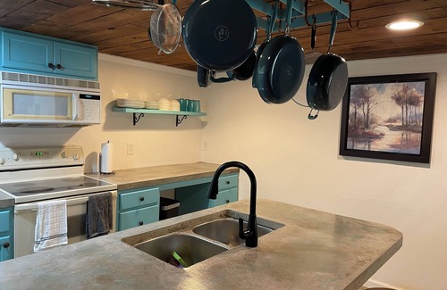 Wanette Cabin | Charming 2-bedroom cabin with AC and WiFi in serene Wanette