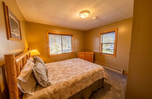 Isle Resort | Charming 2-bedroom cabin 6 with WiFi, at Mille Lacs Lake; Appeldoorn's Resort