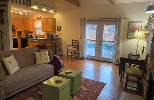 Bradford Cottage | Charming 2-bedroom cottage with WiFi, AC in wonderful New Pekin