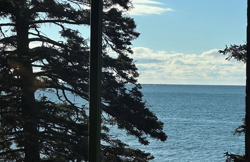 Spruce Head Cottage | Charming 2-bedroom cottage on the ocean with private beach & pool