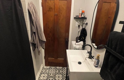 Jefferson Park Condo | Charming 2-bedroom condo with WiFi, AC in lovely Chicago. Ample parking,