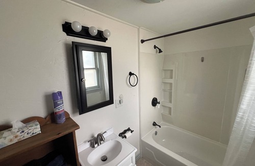Lucas Cottage | Charming 2-bedroom cottage in Lucas