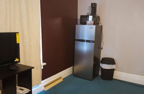 Girard Apartment | Charming 2-bedroom efficiency apartment with WiFi, AC in welcoming Girard PA.