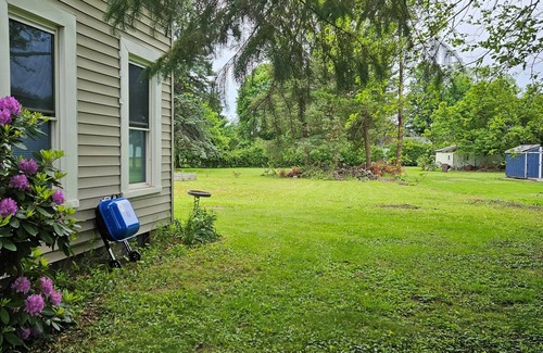 Girard Apartment | Charming 2-bedroom efficiency apartment with WiFi, AC in welcoming Girard PA.