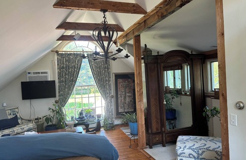 Old Lyme Other | Charming 2-bedroom farmhouse in Lyme just 5 minutes from I-95