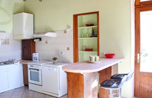 Trezelles Cottage | Gite Trézelles: 2 Bedrooms with Spa & Family-Friendly Amenities