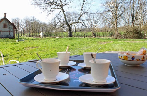 Trezelles Cottage | Gite Trézelles: 2 Bedrooms with Spa & Family-Friendly Amenities