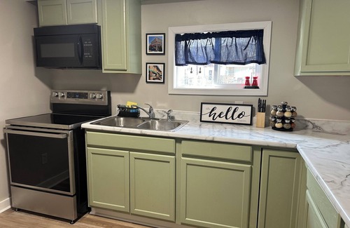 Franklin House | Charming 2-bedroom guest house with WiFi, AC in Franklin