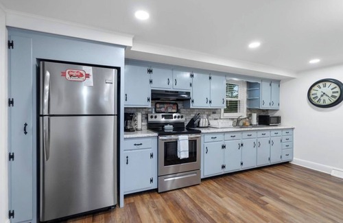 Middletown House | Charming 2-bedroom house with WiFi, AC, Gorgeous Views in serene Middletown