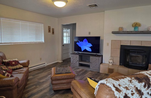 Navajo Dam House | Charming 2-bedroom house in Navajo Dam with AC