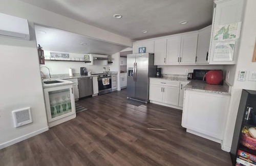 North Bend House | Charming 2-bedroom house with AC, WiFi in North Bend, pets ok, crabbing tools