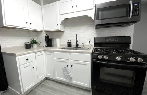 South Bend House | Charming 2-bedroom home, close to Downtown South bend and 5 mins away from ND
