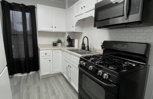 South Bend House | Charming 2-bedroom home, close to Downtown South bend and 5 mins away from ND
