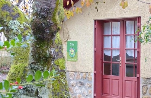 Herisson Cottage | Cozy Gite Hérisson: Family-Friendly Retreat with Spa & Kitchen