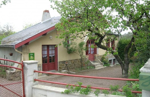 Herisson Cottage | Cozy Gite Hérisson: Family-Friendly Retreat with Spa & Kitchen
