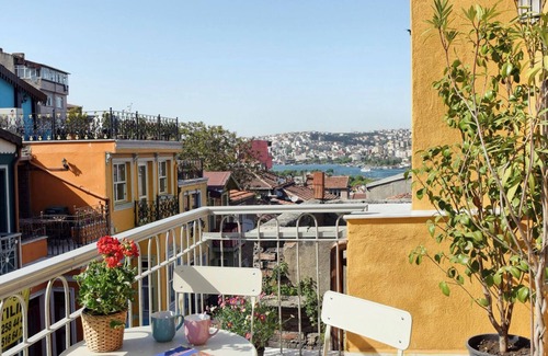 Balat House | Charming 2-bedroom house with WiFi and AC in vibrant Istanbul