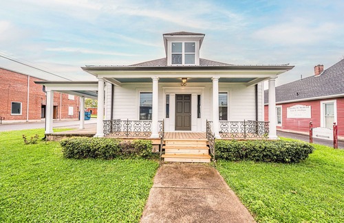 Franklin House | Charming 2-bedroom house newly updated in tranquil Franklin, walk to the square
