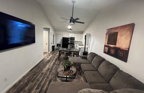 Glasgow House | Charming 2-bedroom house in Glasgow close to Barren River Resort Park