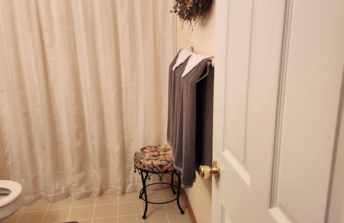 Milford House | Charming 2-bedroom house in delightful Milford with AC
