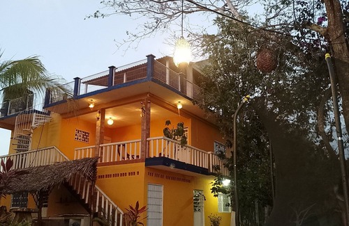 Xul-Ha House | Charming 2-bedroom house with WiFi, AC, Pet Friendly,piscina in welcoming Xul-Ha