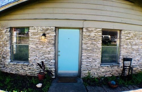 South Congress House | Charming 2-bedroom house in wonderful Austin with laundry/WIFI/AC