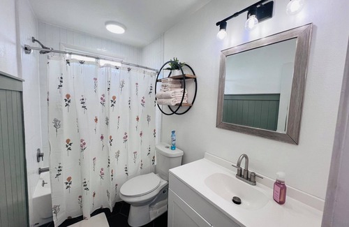 Center House | Charming 2-bedroom house in awesome Center with WiFi