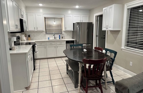 Petal House | Charming 2-bedroom house in Petal with WiFi and AC