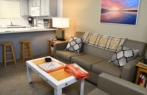 Greentown Condo | Charming 2-Bedroom Lake Wallenpaupack Condo with Included Boat Slip