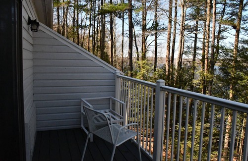 Greentown Condo | Charming 2-Bedroom Lake Wallenpaupack Condo with Included Boat Slip