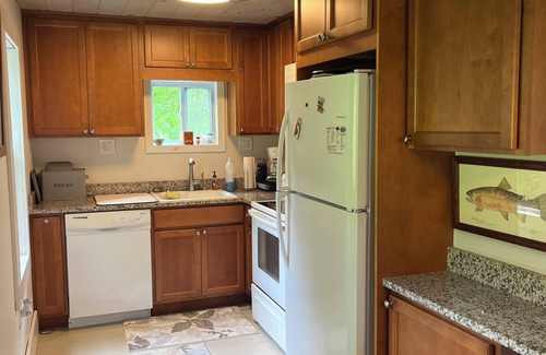 South China Cabin | Charming 2-bedroom lakefront cottage & dock