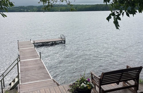 South China Cabin | Charming 2-bedroom lakefront cottage & dock
