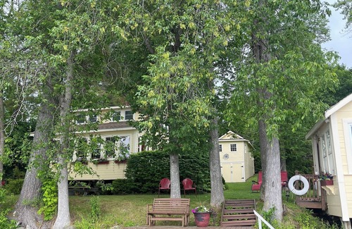 South China Cabin | Charming 2-bedroom lakefront cottage & dock