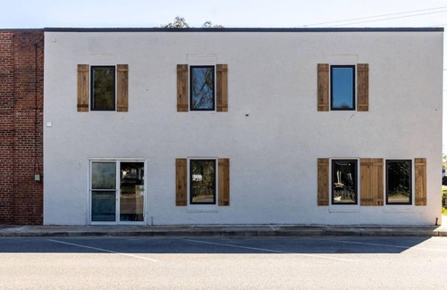 Jay House | Charming 2-bedroom Loft with AC, WiFi in lovely Jay