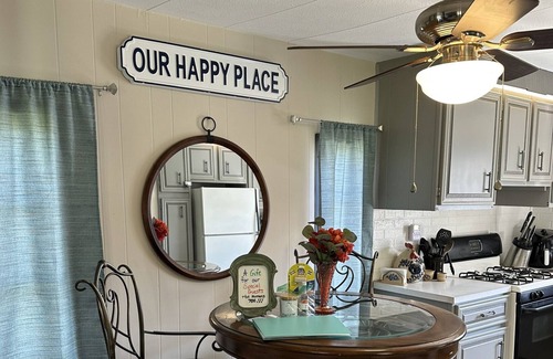 Cynthiana House | Charming 2-bedroom mobile home with AC and WiFi in Hillsboro