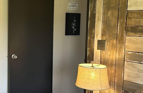 Cynthiana House | Charming 2-bedroom mobile home with AC and WiFi in Hillsboro