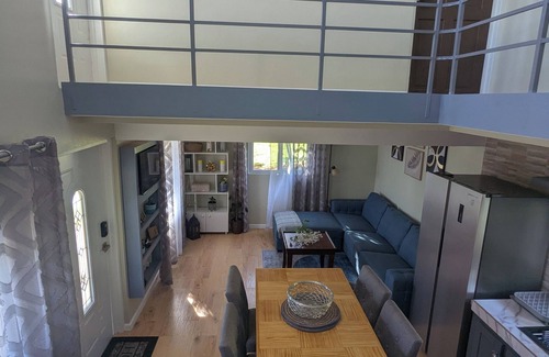 Barroui House | Charming 2-bedroom Mountain Tiny House in Cochrane with WiFi.