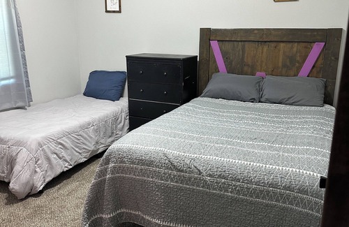 Bushong Cabin | Charming 2-bedroom Shouse with WiFi, AC in lovely Allen