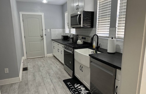 Oak Cliff House | Elegant 2-Bedroom Townhome with AC & WiFi Near Downtown Dallas