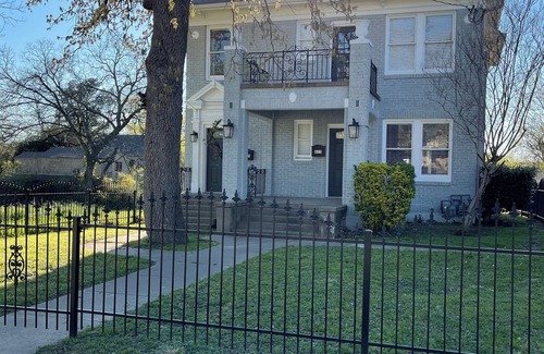 Oak Cliff House | Elegant 2-Bedroom Townhome with AC & WiFi Near Downtown Dallas