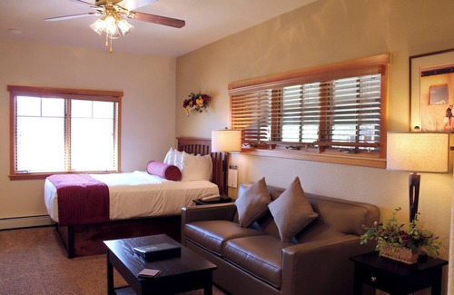 Four O'Clock Cabin | Charming 2-bedroom lodge with WiFi, ski-in and ski-out, walking distance to town