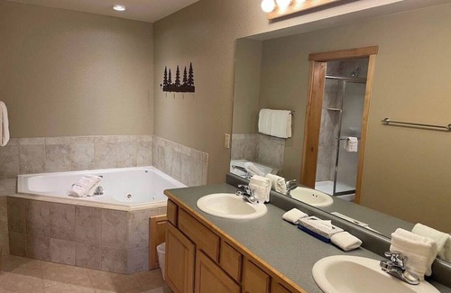 Four O'Clock Cabin | Charming 2-bedroom lodge with WiFi, ski-in and ski-out, walking distance to town