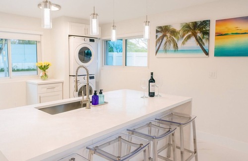 Melaleuca Gardens House | Charming 2-bedroom house with AC, WiFi in marvelous Dania Beach