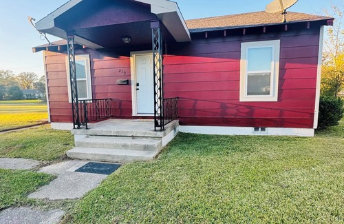 East Camden House | Charming 2-bedroom house in East Camden with AC, WiFi