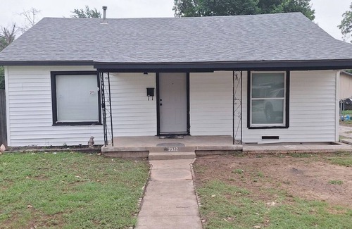 Haltom City House | Charming 2-bedroom house in delightful Haltom City with AC, WiFi